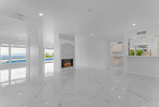 Photo - 2506 Sapra St