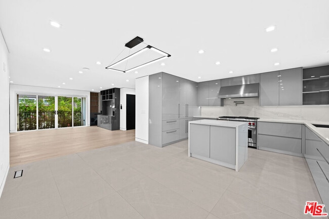 Building Photo - 1211 S Sherbourne Dr Unit 2