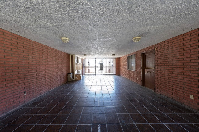 Photo - London Arms -14100-14030 CHADRON AVE