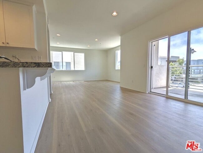 Building Photo - 13024 Union Ave Unit 201 Rental