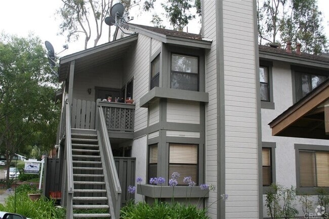 Building Photo - Stylish 2 Bed, 2 Bath Upper Unit in Prime ... Rental