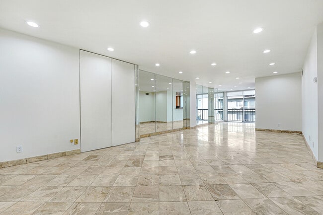 Building Photo - 10747 Wilshire Blvd Unit 905