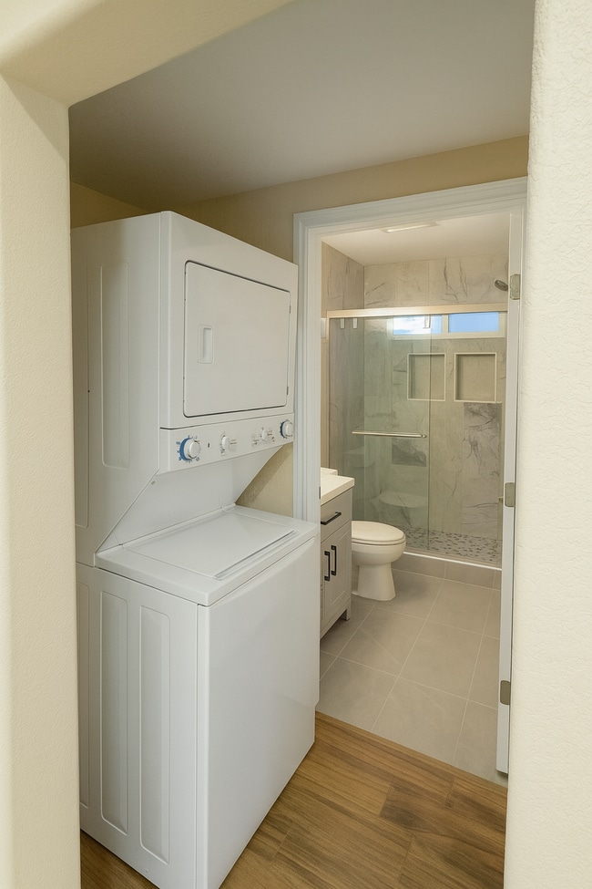 Building Photo - 1906 Stewart St