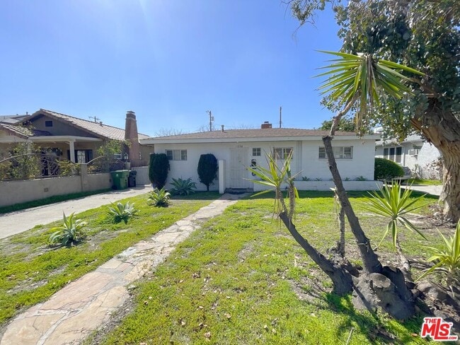 Building Photo - 11238 Oxnard St Rental