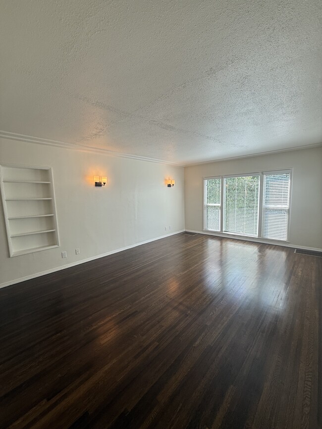 Living room - 1332 S Cloverdale Ave Unit 1334