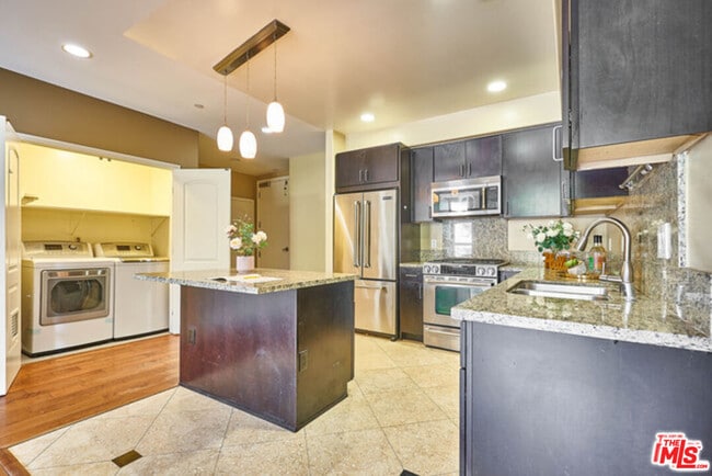 Building Photo - 401 N Serrano Ave Unit 105