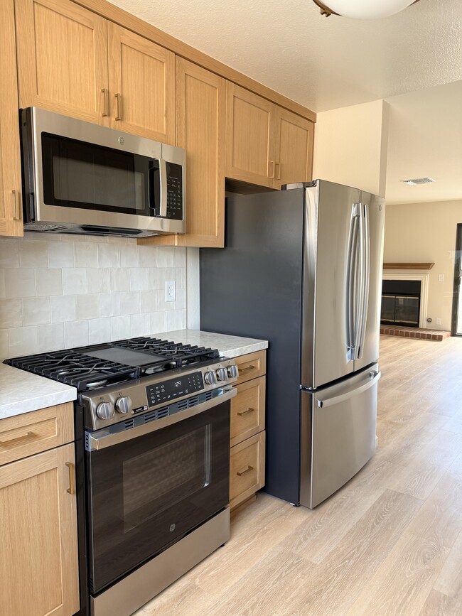 Stainless steel appliances - 470 E 7th St Unit D