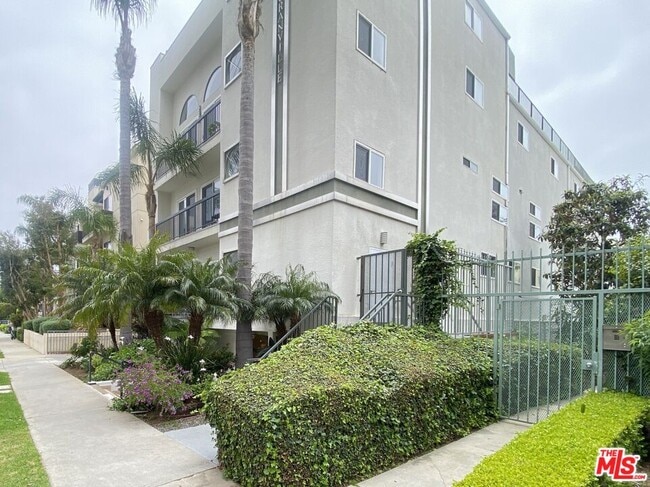 Building Photo - 1227 Granville Ave Unit 104