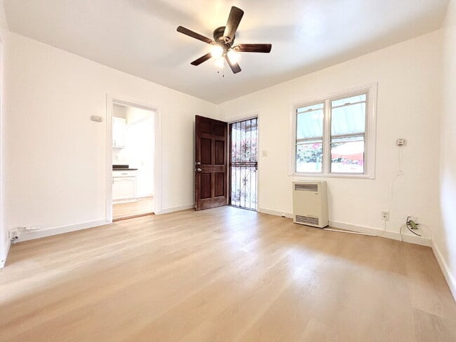 Photo - 725 E 81st St