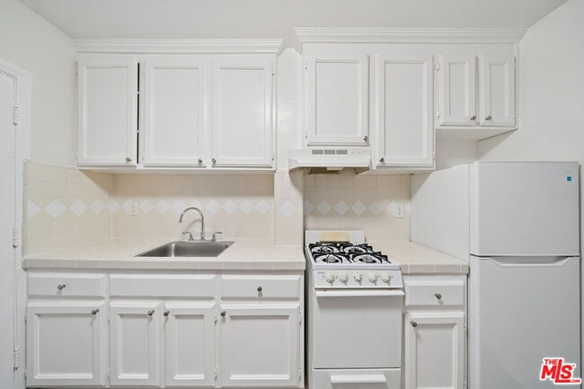 Photo - 612 S Dunsmuir Ave Unit 5