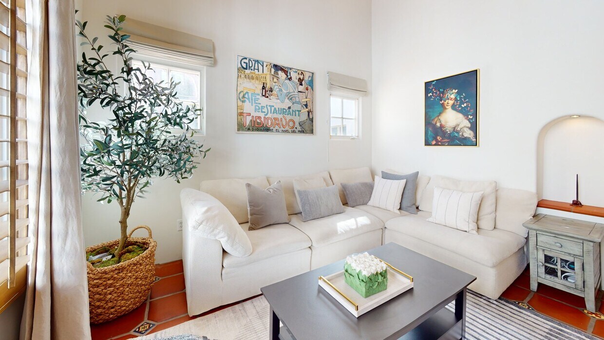 3D Tour - 1414 N Harper Ave Unit 5