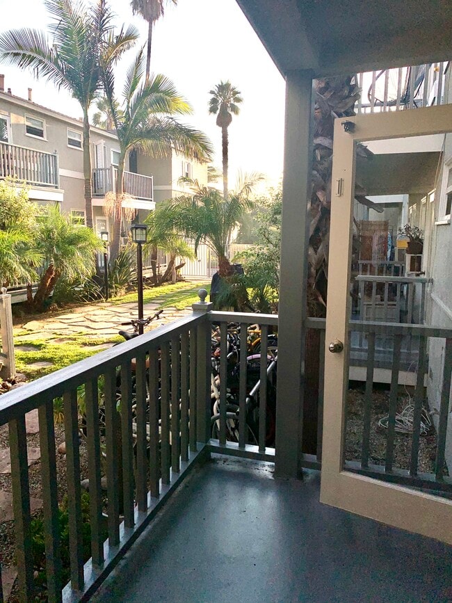 Building Photo - 2121 Ocean Ave Unit 7