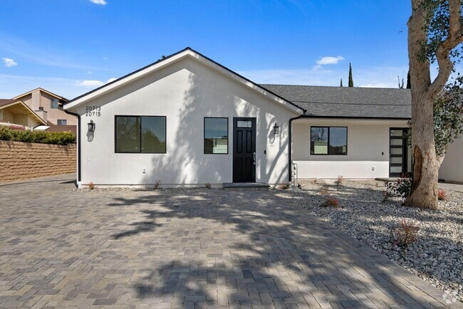 Building Photo - Two bedroom and one bath House in the hear...