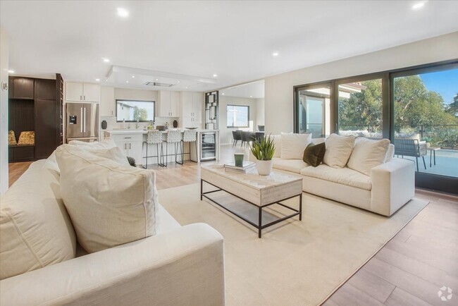 Building Photo - 2019 N Sycamore Ave Rental
