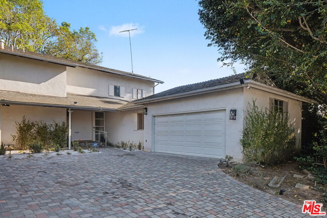 Building Photo - 2612 S Beverly Dr