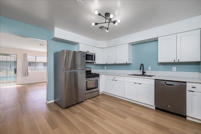 Building Photo - 44440 Acacia Dr Unit 5