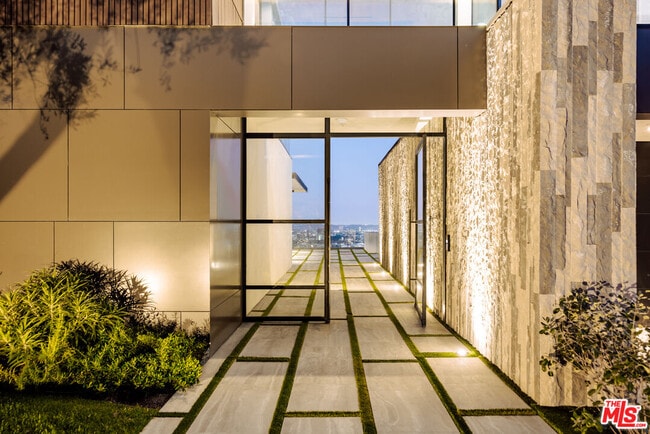 Photo - 8368 Hollywood Blvd