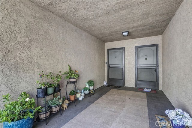 Building Photo - 12400 Montecito Rd Unit 208 Rental