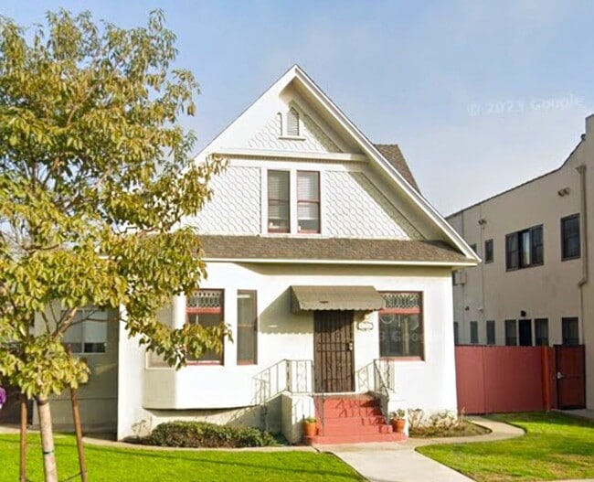 Building Photo - *MOVE-IN SPECIAL* - 2 BD 1 BA UPSTAIRS W/ ... Unit 828A