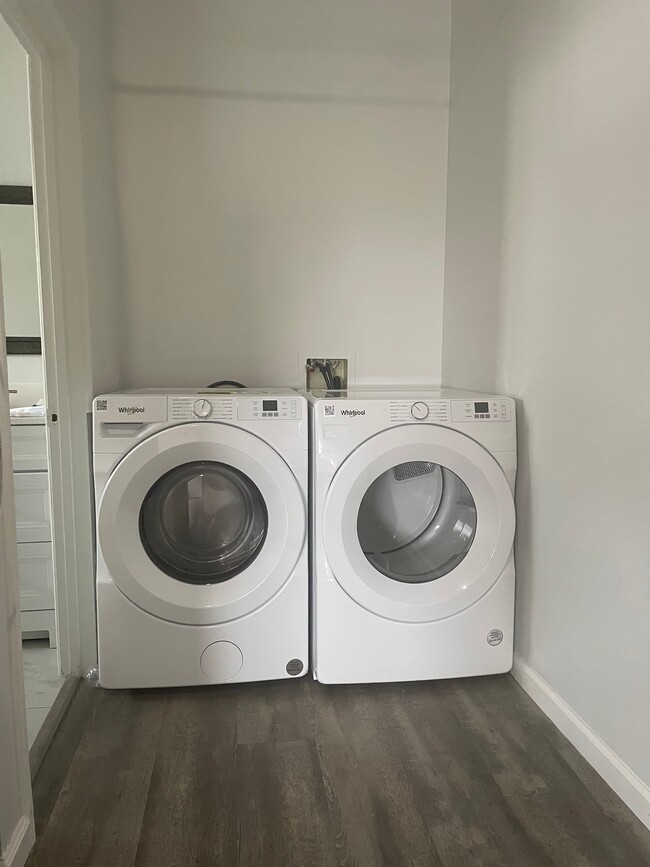 Building Photo - 1635 E Washington Blvd