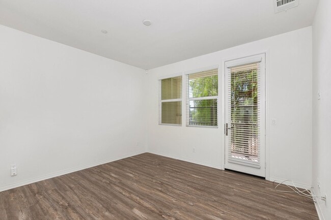 Available now! Beautiful 2 bedroom 2.5 bat... - Available now! Beautiful 2 bedroom 2.5 bat... Townhome
