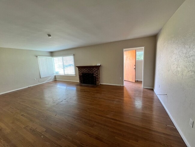 Photo - 350 W 3rd St