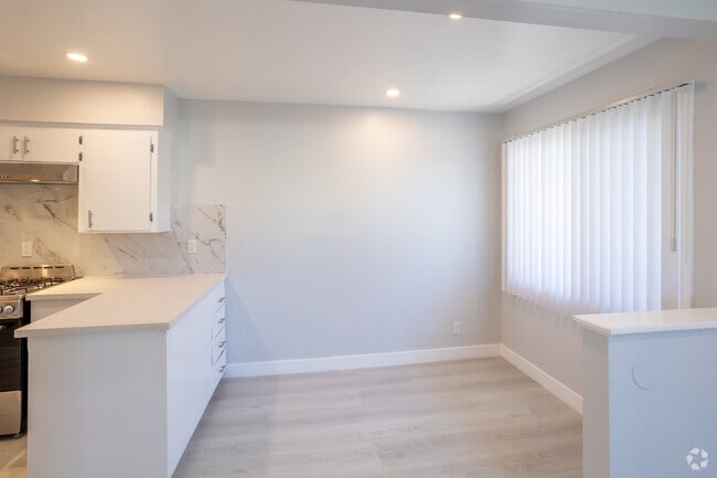 1BR, 1BA - 595SF - Dining Area - Copper Kettle Apartments