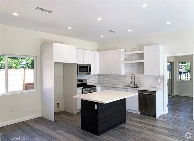 Building Photo - 17217 Kittridge St Rental