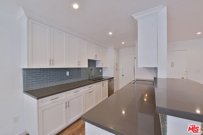 Photo - 136 S Palm Dr Unit 102