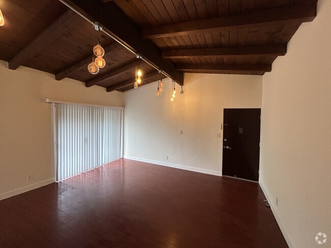 Building Photo - 2450 Beverley Ave Unit 2 Rental