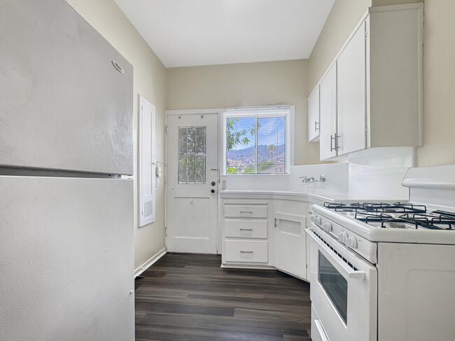 Kitchen - 803 W Glenoaks Blvd Unit 803A