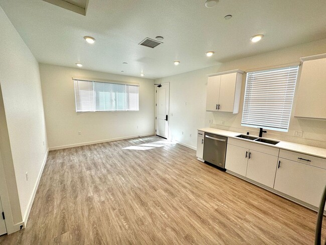 No App Fee! MOVE IN SPECIAL $1,000 off! 2 ... - No App Fee! MOVE IN SPECIAL $1,000 off! 2 ... Apartment Unit 4017 D Logan