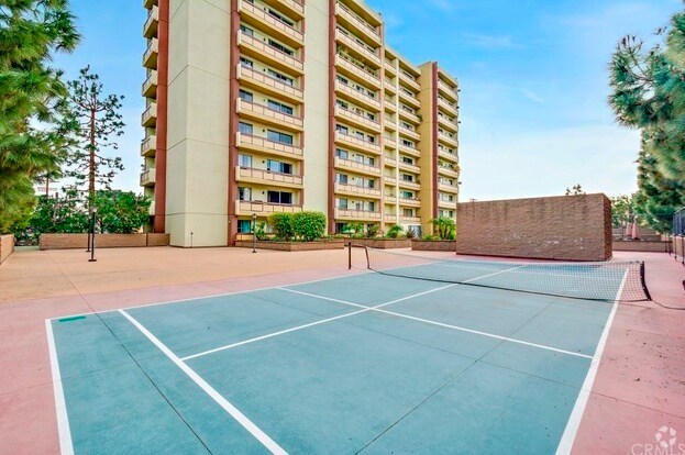Building Photo - 321 S San Vicente Blvd Unit 805 Rental