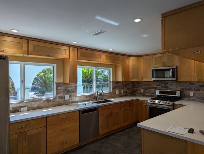 Building Photo - 3 Bedroom 2 Bathroom Home In San Diego