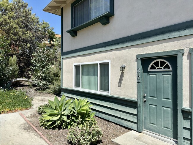 Two Story Townhome w/ Garage! - Two Story Townhome w/ Garage!