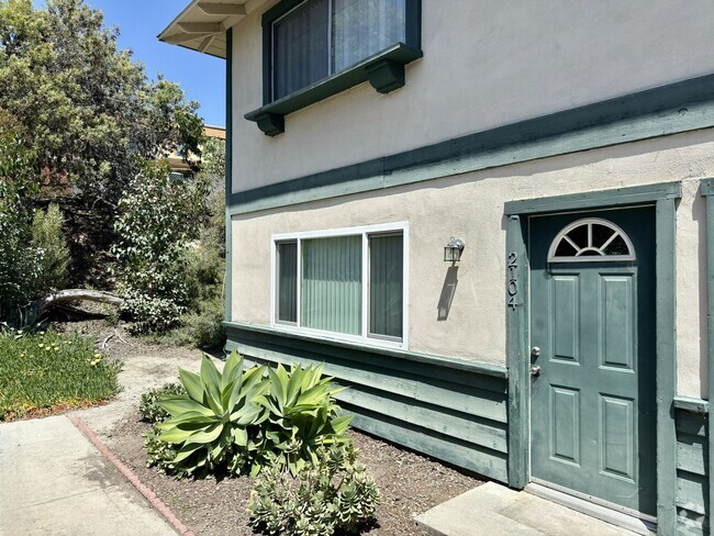 Building Photo - Two Story Townhome w/ Garage!