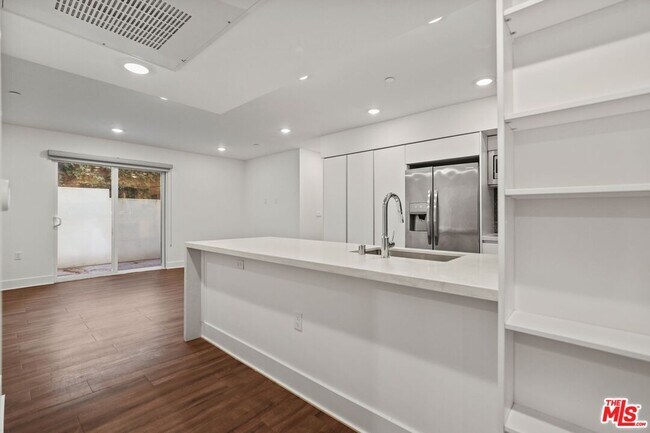 Photo - 1223 Wellesley Ave Unit 203