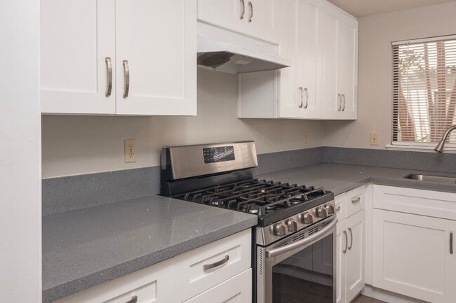 Photo - 328 W 7th St