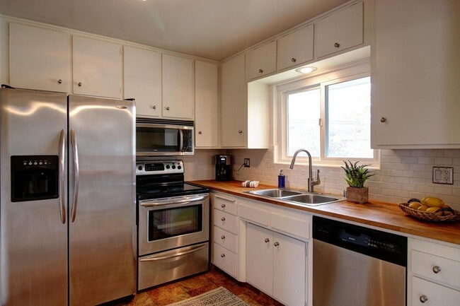 Photo - 2 Bed / 2 Bath Condo Uptown Santa Barbara - Hardwood floors + Private laundry!