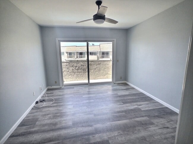 Photo - 325 E Surfside Dr
