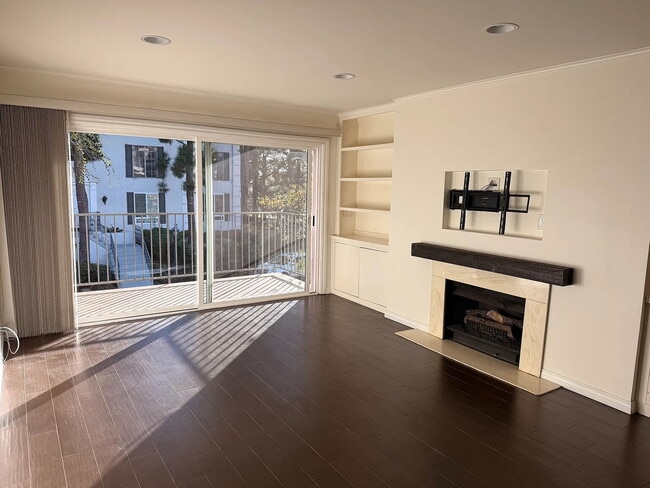 Building Photo - "Discover Coastal Living: Spacious 2-Bed, 2-Bath Retreat in Newport Beach!"