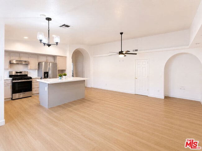 Photo - 145 W M St
