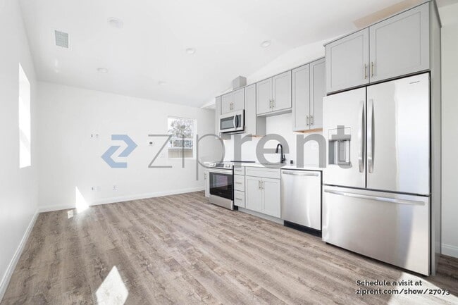 Photo - 406 Gavin St