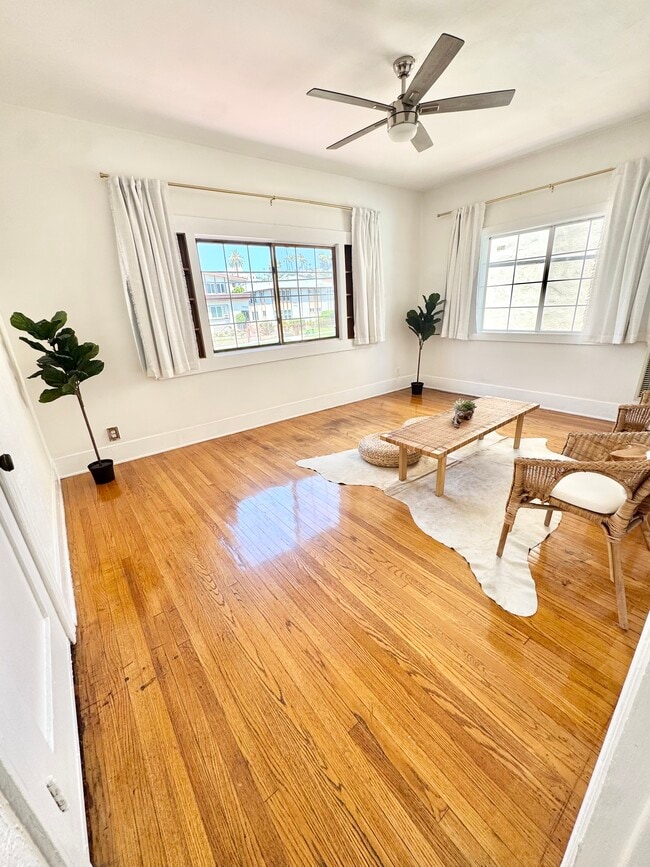 Building Photo - 1758 Winona Blvd Unit 6