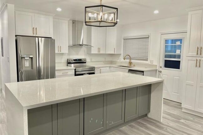 Building Photo - Beautiful Modern Belmont Shore Home Unit a