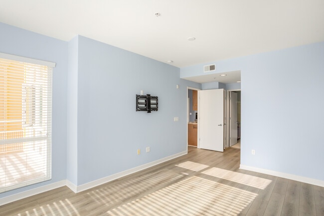 Building Photo - 21301 Erwin St Unit 526