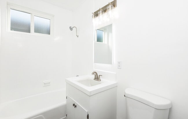 Bathroom 2 - 3216 Manhattan Ave Unit 3