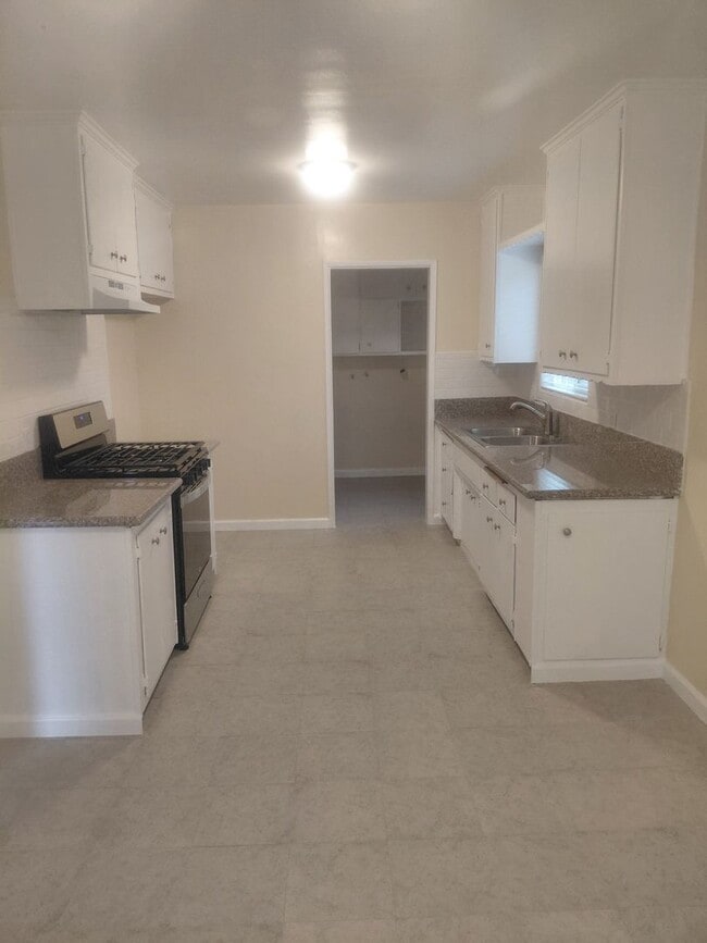 Building Photo - 452 Unit #1