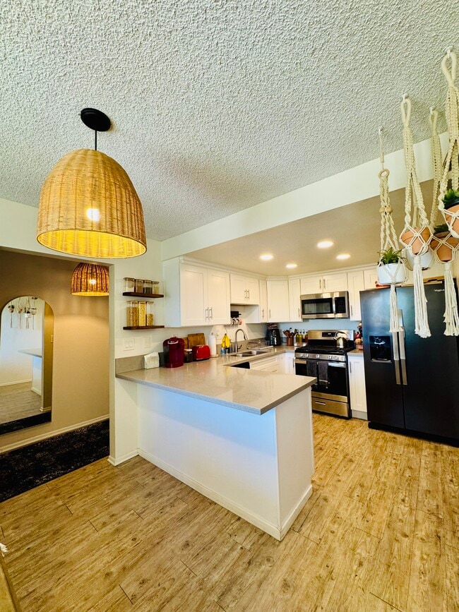 Modern Kitchen - 16932 Lilac Lane Apartments Unit 3