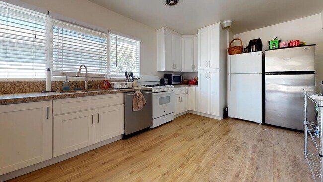 Photo - MASSIVE 8 Bed / 4 Bath Home on Mary Lane - 2 Kitchens! Private Yard, Driveway, 8 Parking Permits ...